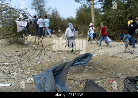 Gevgelija, Griechenland. 7. Oktober 2015. Griechenland/Makedonien Grenze Idomeni/Gevgelija September 08 2015.thousands von Migranten strömten über die Grenze zwischen Griechenland und Mazedonien, wie sie ihren Weg in die Europäische Union nach einem Tag voller Spannungen mit der Polizei gemacht. Unter dem wachsamen Auge der mazedonischen Polizei tragen kugelsichere Westen sie überquert die Grenze, mehrere Dutzend auf einmal. © Danilo Balducci/ZUMA Draht/Alamy Live-Nachrichten Stockfoto