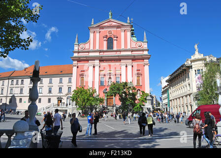 Ljubljana, Slowenien - 7. September 2015 - St. Francis Church und Preseren-Platz an einem sonnigen Tag Stockfoto