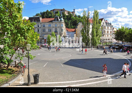 Ljubljana, Slowenien - 7. September 2015 - Presern Platz und Ljubljanas Schloss im Hintergrund an einem sonnigen Tag Stockfoto