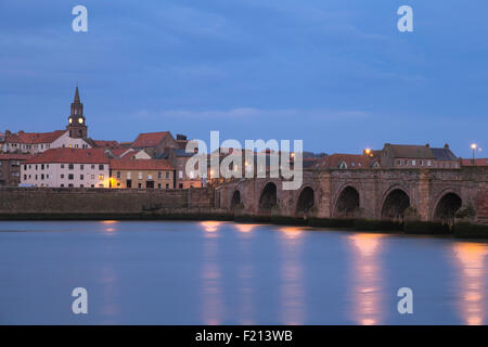 Berwick nach Tweed und die alte Brücke überquert den Fluss Tweed, Northumberland, England, UK Stockfoto