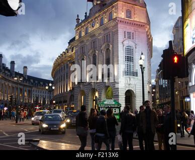 Beschäftigt Frühlingsabend Verkehr am Piccadilly Circus, London, UK. Stockfoto