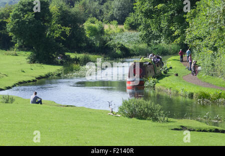 Stourbridge Canal bei Glocken Mühle, Staffordshire, England, UK im Sommer Stockfoto