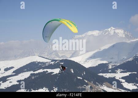 Frankreich, Haute-Savoie, Megeve im Winter Skifahren auf den zahlreichen Pisten, Ankunft Rochebrune Seilbahn, paragliding Stockfoto