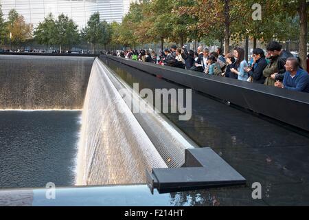 Vereinigte Staaten, New York, Manhattan, National September 11 Memorial & Museum (9/11 Memorial) entworfen von dem Architekten Michael Arad Stockfoto