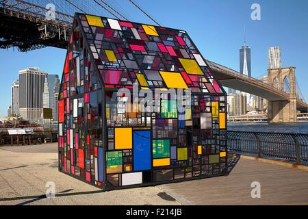 Dumbo, Brooklyn, New York, Vereinigte Staaten Amtsgericht, Brooklyn Bridge und lower Manhattan, Tom Fruins bunten Stained Glass House Stockfoto