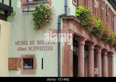 Frankreich, Haut Rhin, Route des Vins d ' Alsace, Kaysersberg, Geburtshaus und Museum von Doktor Schweitzer Stockfoto