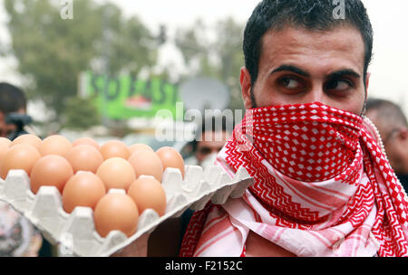 Beirut, Libanon. 8. Sep, 2015. Eine libanesische Demonstranten halten Eiern während einer Protestaktion Kündigung Libanons stagnierende politische System, das das Ziel von Demonstrationen nach einer Müll-Krise in Beiruts Märtyrer-Platz, am 9. September 2015 geworden ist. Verärgert durch bröckelnde Infrastruktur und politische Lähmung Beiruts Straßen wieder mehr als Parteiführer fehlgeschlagen zu Ergebnissen bei den Gesprächen über den Stillstand zu beenden libanesischen Demonstranten © Marwan Bouhaidar/APA Bilder/ZUMA Draht/Alamy Live News Stockfoto