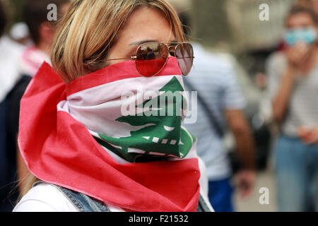 Beirut, Libanon. 8. Sep, 2015. Ein libanesischer Demonstrant blickt auf während einer Protestaktion Kündigung Libanons stagnierende politische System, das das Ziel von Demonstrationen nach einer Müll-Krise in Beiruts Märtyrer-Platz, am 9. September 2015 geworden ist. Verärgert durch bröckelnde Infrastruktur und politische Lähmung Beiruts Straßen wieder mehr als Parteiführer fehlgeschlagen zu Ergebnissen bei den Gesprächen über den Stillstand zu beenden libanesischen Demonstranten © Marwan Bouhaidar/APA Bilder/ZUMA Draht/Alamy Live News Stockfoto