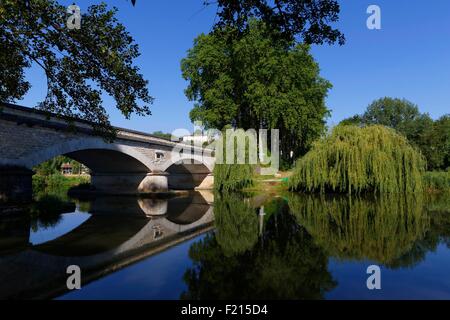 Frankreich, Charente, Aubeterre Sur Dronne, beschriftete Les Plus Beaux Dörfer de France (The Most Beautiful Dörfer Frankreichs), Brücke über der Dronne Stockfoto