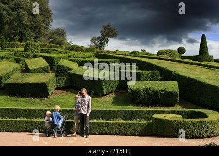 Frankreich, Dordogne, Perigord, Vezac Marqueyssac Burg, Familie der Touristen in den Gärten des Schlosses unter Gewitterhimmel Stockfoto