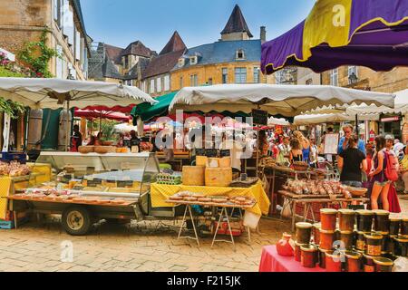 Frankreich, Dordogne, Dordogne Tal, Périgord, Sarlat la Caneda, Phase des Lebens auf dem Wochenmarkt in Sarlat Stockfoto