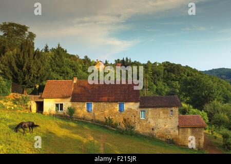 Frankreich, Dordogne, Dordogne Tal, Périgord, Sarlat la Caneda, traditionelle Wohnhaus in ländlicher Umgebung, bei Sonnenuntergang, bei bewölktem Himmel Stockfoto