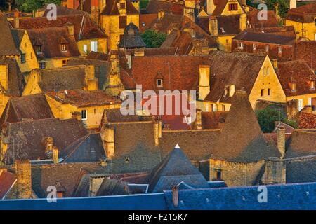 Frankreich, Dordogne, Dordogne Tal, Périgord, Sarlat la Caneda, horizontale Ansicht einer Stadtlandschaft, die Vertreter der historischen Stadt Zentrum von Sarlat bei Sonnenuntergang Stockfoto