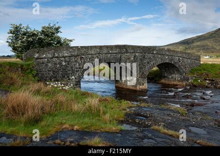 Großbritannien, Schottland, Hebriden, Isle of Mull, Loch zu betteln, alte Steinbrücke am Fluss Coladoir Stockfoto