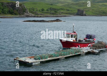 Großbritannien, Schottland, Ardnamurchan Halbinsel, Kilchoan Bay, Angeln Boot und Krebstiere Schließfächer am pier Stockfoto