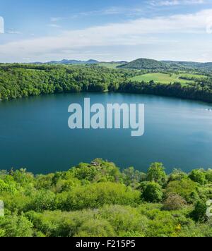 Frankreich, Puy de Dome, Charbonnieres Les Vieilles, Gour de Tazenat, Maar Vulkantyp, Chaεne des Puys im Hintergrund (Luftbild) Stockfoto