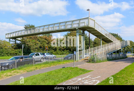 Fußgängerbrücke über die A259 Hauptstraße in Großbritannien. Stockfoto