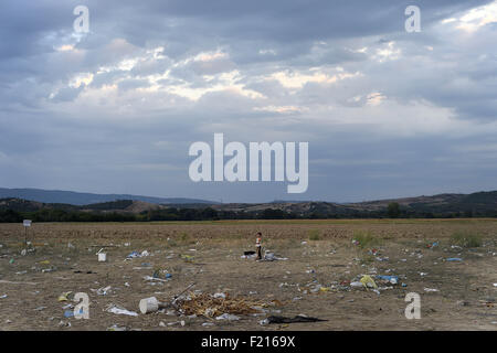 Gevgelija, Griechenland. 7. Oktober 2015. Griechenland/Makedonien Grenze Idomeni/Gevgelija September 08 2015.thousands von Migranten strömten über die Grenze zwischen Griechenland und Mazedonien, wie sie ihren Weg in die Europäische Union nach einem Tag voller Spannungen mit der Polizei gemacht. Unter dem wachsamen Auge der mazedonischen Polizei tragen kugelsichere Westen sie überquert die Grenze, mehrere Dutzend auf einmal. © Danilo Balducci/ZUMA Draht/Alamy Live-Nachrichten Stockfoto