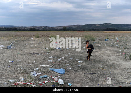 Gevgelija, Griechenland. 7. Oktober 2015. Griechenland/Makedonien Grenze Idomeni/Gevgelija September 08 2015.thousands von Migranten strömten über die Grenze zwischen Griechenland und Mazedonien, wie sie ihren Weg in die Europäische Union nach einem Tag voller Spannungen mit der Polizei gemacht. Unter dem wachsamen Auge der mazedonischen Polizei tragen kugelsichere Westen sie überquert die Grenze, mehrere Dutzend auf einmal. © Danilo Balducci/ZUMA Draht/Alamy Live-Nachrichten Stockfoto