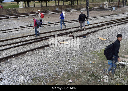 Gevgelija, Griechenland. 7. Oktober 2015. Griechenland/Makedonien Grenze Idomeni/Gevgelija September 08 2015.thousands von Migranten strömten über die Grenze zwischen Griechenland und Mazedonien, wie sie ihren Weg in die Europäische Union nach einem Tag voller Spannungen mit der Polizei gemacht. Unter dem wachsamen Auge der mazedonischen Polizei tragen kugelsichere Westen sie überquert die Grenze, mehrere Dutzend auf einmal. © Danilo Balducci/ZUMA Draht/Alamy Live-Nachrichten Stockfoto