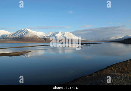 Norwegen, Spitzbergen, Longyearbyen, Blick über Adventfjorden in Richtung Schnee begrenzt Berg. Stockfoto