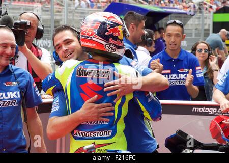 Circuit De Catalunya, Spanien 13. Juni 2015. Maverick Vinales ist von seinem Team nach der Qualifikation auf dem zweiten Platz für die Gran umarmte. Stockfoto