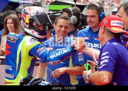 Circuit De Catalunya, Spanien 13. Juni 2015. Maverick Viñales feiert mit seinem Team Suzuki nach der zweiten Qualifikation für die Gra Stockfoto