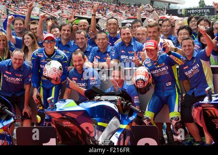 Circuit De Catalunya, Spanien 13. Juni 2015. Team Suzuki feiern nach der Einnahme von beiden die besten Startplätze für den Gran Premi Stockfoto