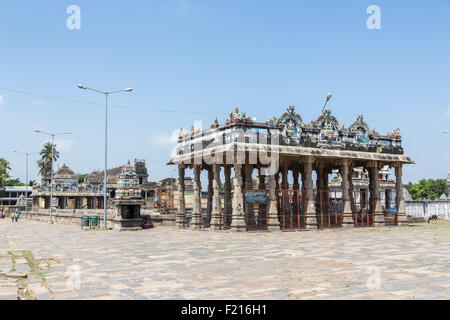 Tank Thillai Natarajah Hindu-Tempel in Chidambaram, Tamil Nadu, Südindien Baden an einem sonnigen Tag mit blauem Himmel Stockfoto