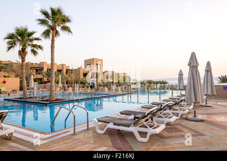 Ansicht von Holiday Inn Resort Dead Sea Swimming Pool. Am Strand liegt dieses Resort innerhalb 25 mi der Berg Nebo in Jordanien Stockfoto