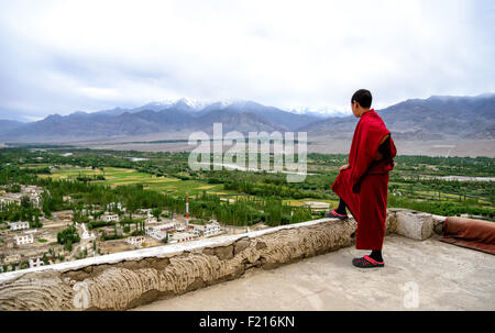 Ansicht der junge Mönch auf Thikse Gompa Dach. Thikse Kloster befindet sich auf einem Hügel im Dorf von Thikse in Ladakh, Indien. Stockfoto