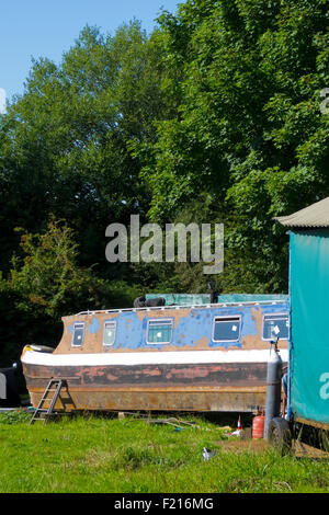 Narrowboat im Trockendock einer Reparatur arbeiten, Stourbridge Canal, Staffordshire, England, Vereinigtes Königreich Stockfoto