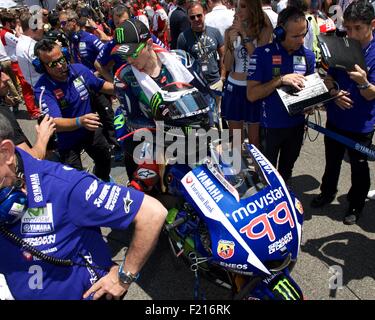 Circuit De Catalunya, Spanien 14. Juni 2015. Movistar Yamaha MotoGP-Team-Fahrer Jorge Lorenzo und sein Team bereiten Sie auf die Start-gr Stockfoto