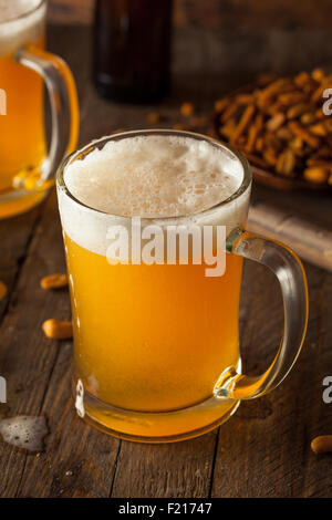 Goldene Bier in einem Glas-Stein für Oktoberfest Stockfoto