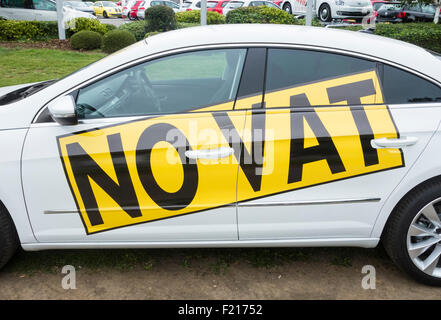 Auto vor VW-Händler. UK Stockfoto