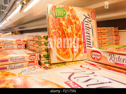 Dr. Oetker Tiefkühlpizza im Supermarkt Tesco. Großbritannien Stockfoto