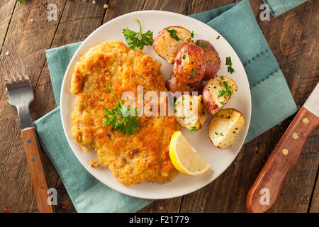 Hausgemachtes Paniertes deutschen Weiner Schnitzel mit Kartoffeln Stockfoto
