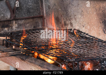 über glühende Kohlen Grill Stockfoto