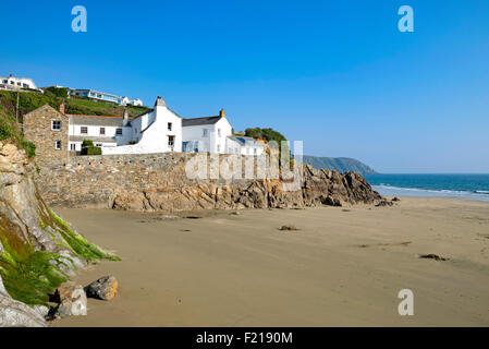 Häuser mit Blick auf den Strand von Gorran Haven in Cornwall, Großbritannien Stockfoto