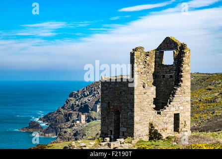 Alte Zinn-Minen an der Küste in der Nähe von Botallack in Cornwall, England, UK Stockfoto