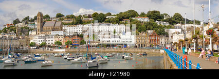 Torquay Meer mit den Booten vertäut im Hafen in einer Panorama-Szene. Stockfoto