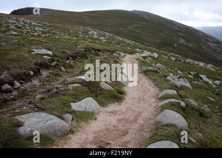 Weg nach Glas Allt Fluss führt nach Lochnagar - Loch Muick, Lochnagar Pfad - Aberdeenshire - Schottland - Großbritannien Stockfoto