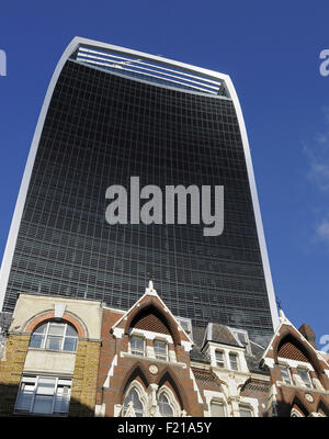 England, London, The Walkie Talkie Gebäude betrachtet über den Dächern von Büros in Great Tower Street. Stockfoto