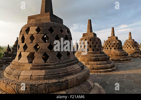 Indonesien, Java, Borobudur, Reihe von Stupas auf der obersten Ebene des Denkmals. Stockfoto