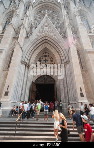 St. Patricks Kathedrale auf der Fifth Avenue in New York am Donnerstag, 3. September 2015. Papst Francis, der Heilige Vater bete an den Vesper-Gottesdienst in der Kathedrale am 24. September bei seinem USA-Besuch. Er wird als Teil seiner New York-Route besuchen Sie den Central Park und führen eine Masse im Madison Square Garden. Der Papst wird in den USA vom 22. September Besuch in Washington DC, New York und Philadelphia.  (© Richard B. Levine) Stockfoto