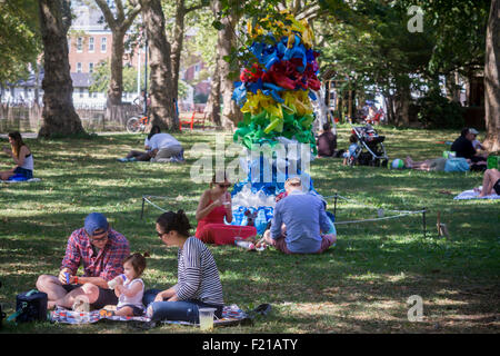 Besucher-Picknick auf einer Wiese auf Governors Island am Sonntag, 6. September 2015 in New York. (© Richard B. Levine) Stockfoto