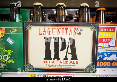 Bierflaschen Lagunitas in einem Supermarkt Kühler auf Dienstag, 8. September 2015. Amsterdam nach Heineken Brauereien hat kaufte eine fünfzig Prozent Beteiligung an der California Sitz Lagunitas Brewing Company in einer ungenannten Bargeldabkommen.  Heinken ist die größte Brauerei in Europa, auch Herstellung von Amstel, Tecate und Dos Equis. Lagunitas werden weiterhin separat zu betreiben. (© Richard B. Levine) Stockfoto