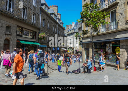 Entertainer auf den Straßen von St. Malo, Bretagne, Frankreich Stockfoto