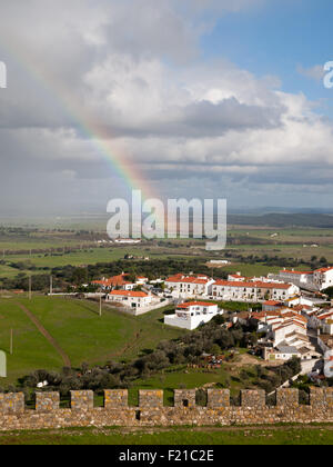 Regenbogen über die Alentejo-Ebene in der Nähe von Arraiolos Stockfoto