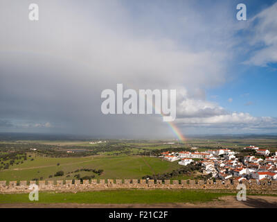 Regenbogen über die Alentejo-Ebene in der Nähe von Arraiolos Stockfoto